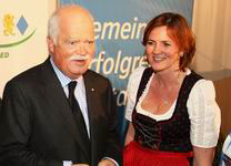 Dr. Gauweiler mit der 1. Bürgermeisterin Ilse Weiß bei einer Veranstaltung zur Kommunalwahl in Neuried am 13. März 2014