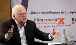 Peter Gauweiler bei einer Podiumsdiskussion der Initiative "Bürgerrecht Direkte Demokratie" zum Thema "Bürgerbeteiligung in Europa" in Berlin am 09. April 2014