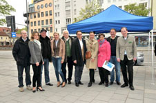 Infostand am Tegernseer Platz mit Frau Mechthilde Wittmann (Landtagskandidatin für den Wahlkreis Milbertshofen) und Herrn Andreas Lorenz, MdL (Kandidat für den Wahlkreis Giesing) am 29. April 2013