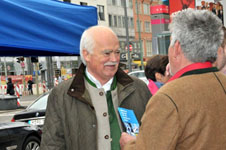 Infostand am Tegernseer Platz mit Frau Mechthilde Wittmann (Landtagskandidatin für den Wahlkreis Milbertshofen) und Herrn Andreas Lorenz, MdL (Kandidat für den Wahlkreis Giesing) am 29. April 2013