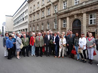 Dr. Gauweiler mit Besuchern aus dem Wahlkreis München Süd vor seinem Berliner Büro im April 2013