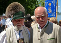 Dr. Gauweiler mit dem Ehrenpräsidenten Charly Held des Vereins der Königstreuen Augsburger bei der Gedenkmesse zum 127. Todestag von König Ludwig II. in Berg am Starnberger See am 16. Juni 2013