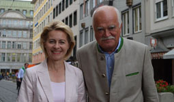 Bundesministerin Ursula von der Leyen und Peter Gauweiler bei "CDU und CSU - Die Bandbreite" am 13. August 2013