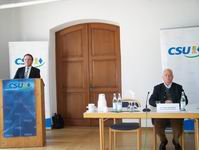 Dr. Gauweiler gemeinsam mit Dr. Hans-Peter Friedrich, MdB, auf der Ortsvorsitzendenkonferenz zum Thema "Wohin geht die CSU?" im Kloster Banz am 07. Februar 2015