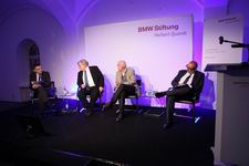 Dr. Gauweiler auf der Podiumsdikussion in der Reihe "Inseldialoge - Europa in der Welt" der BMW Stiftung zum Thema "Europas Zukunft bauen - Brauchen wir einen neuen Pakt?" in München am 23. Februar 2015
