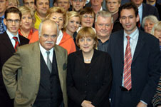 Dr. Gauweiler zusammen mit Dr. Angela Merkel, dem Landtagsabgeordneten Georg Eisenreich und seiner Besuchergruppe im November 2004