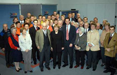 Gauweiler und seine Besuchergruppe im November 2004 im Pressesaal der CDU/CSU-Fraktion im Deutschen Bundestag