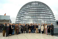 Besuchergruppe von Dr. Gauweiler im November 2004 auf dem Reichstagsgebäude
