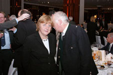 Dr. Peter Gauweiler und Dr. Angela Merkel auf der Weihnachtsfeier 2004 der CDU/CSU-Bundestagsfraktion