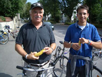 Dr. Peter Gauweiler bei einer Radtour durch den Münchener Süden