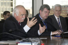 Peter Gauweiler bei einem Besuch von Stipendiaten deutscher Auslandsschulen in Berlin und anschließender Diskussion mit den Stipendiaten am 13. November 2007