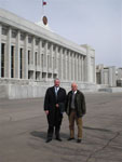 Dr. Gauweiler und Harald Leibrecht, MdB vor dem Parlamentsgebäude in Pjöngjang, Nordkorea