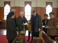Dr. Gauweiler und Harald Leibrecht, MdB im Innenraum der evangelischen Kirche in Pongsu, Nordkorea