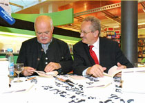 Dr. Gauweiler und Christian Ude bei der Buchvorstellung im Hugendubel in der Theatinerstraße in München am 29. Oktober 2010
