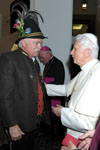 Besuch der Traunsteiner Gebirgsschützenkompanie bei Papst Benedikt XVI. in Castel Gandolfo am 30. Juli 2011