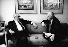 Dr. Peter Gauweiler mit dem ehemaligen Außenminister der USA Henry Kissinger im März 2000