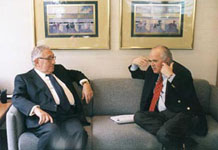Dr. Peter Gauweiler mit dem ehemaligen Außenminister der USA Henry Kissinger im März 2000