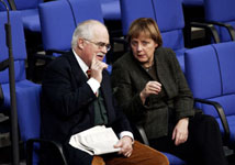 Dr. Peter Gauweiler und Dr. Angela Merkel im Deutschen Bundestag